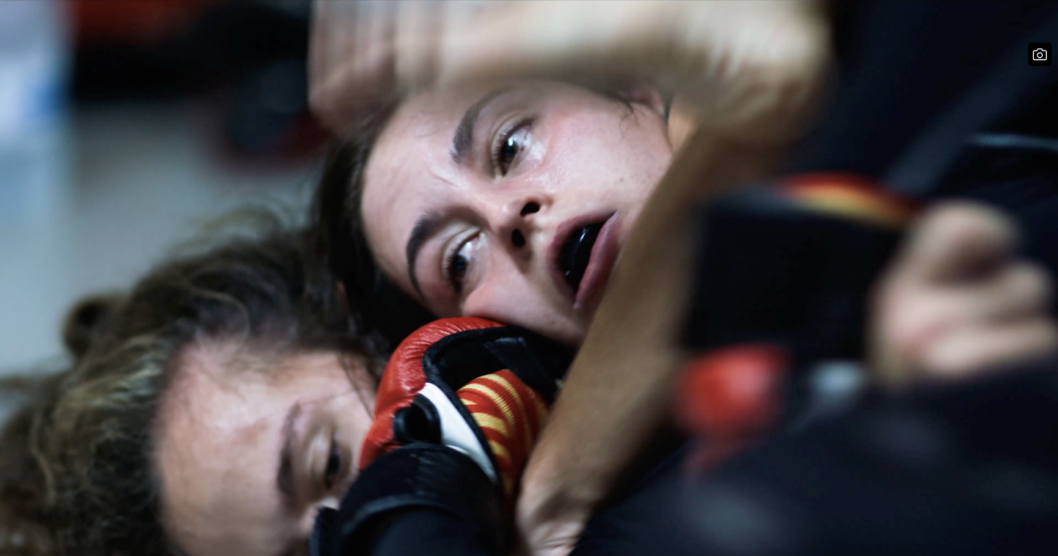 Valkyries sigue las trayectorias de Mariona Om y Emily Mota, dos luchadoras de MMA.