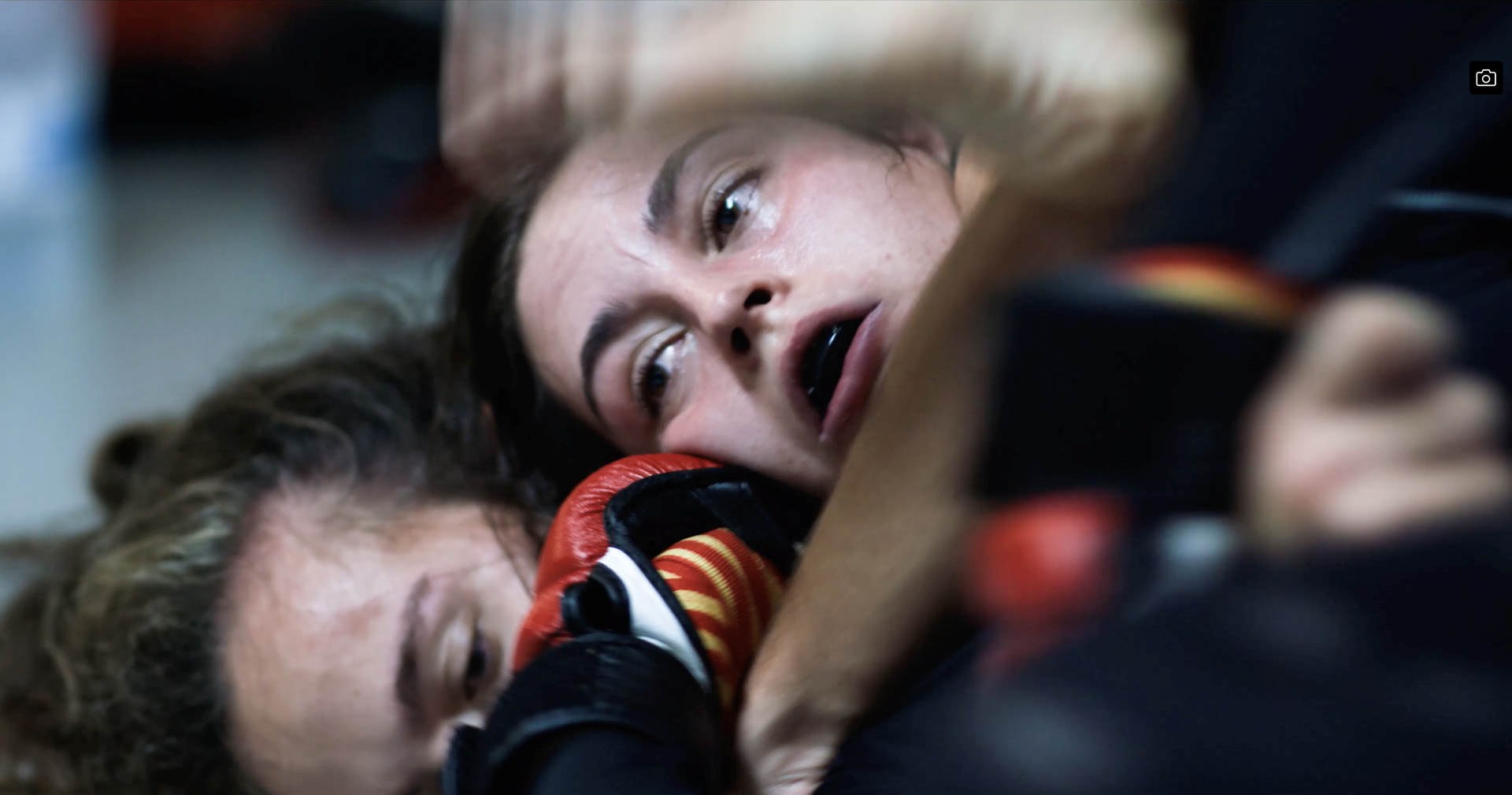 Valkyries sigue las trayectorias de Mariona Om y Emily Mota, dos luchadoras de MMA.