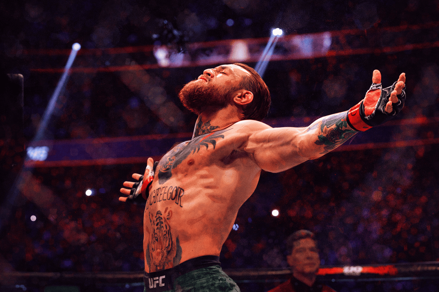 Conor McGregor vuelve a la jaula para medirse a Max Holloway en UFC 329 en una revancha que llega 13 años después de su primer cruce.