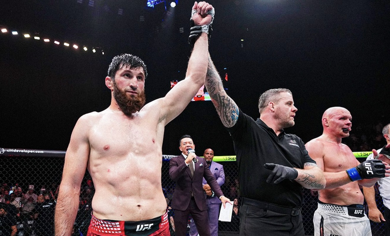 Magomed Ankalaev volvió a la senda del triunfo al derrotar a Bogdan Guskov por nocaut técnico en el quinto round, dentro de la pelea estelar de UFC Abu Dhabi.