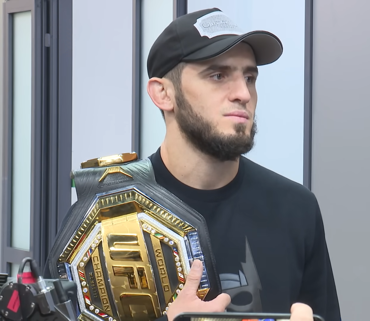 Islam Makhachev posa con el cinturón de la UFC