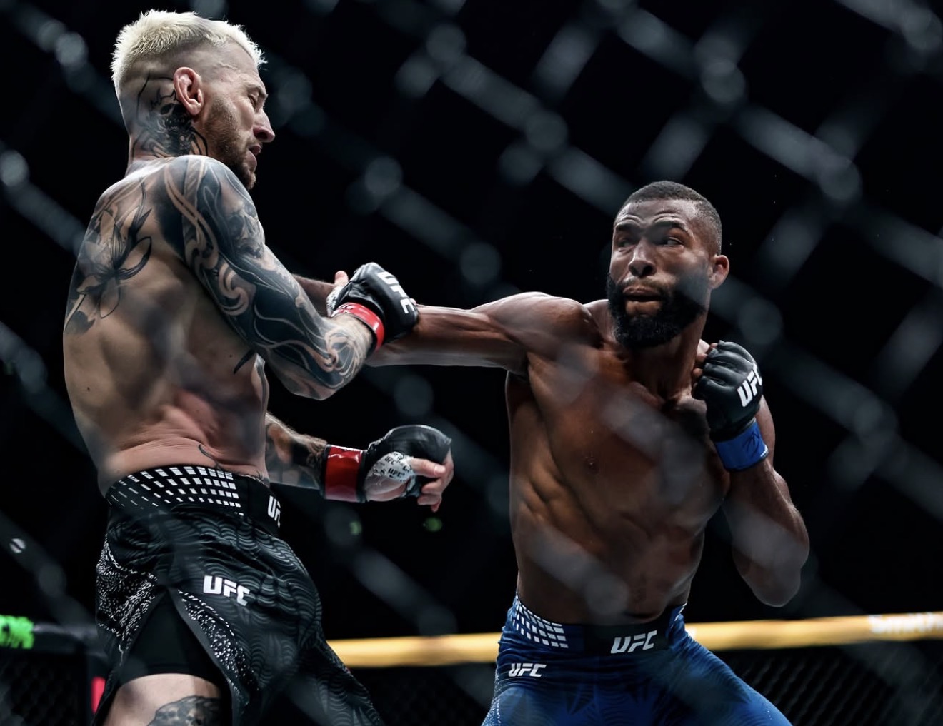 Salahdine Parnasse se presentó ante su gente en el evento estelar de UFC París y necesitó apenas 2:35 para acabar con Dan Hooker por TKO.