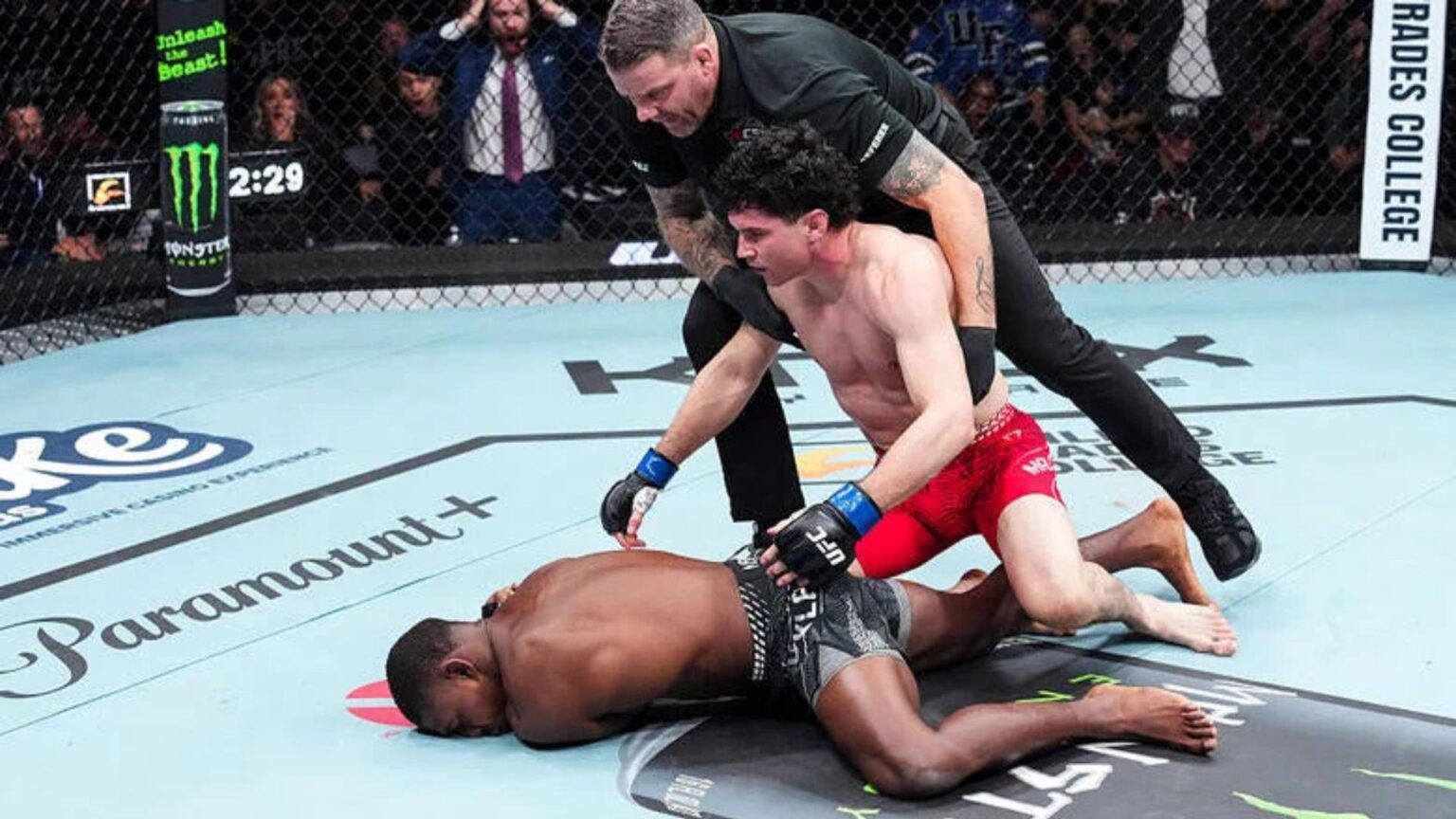 El canadiense Mike Malott no tuvo piedad ante el estadounidense y sumó un triunfo contundente en el peso welter.