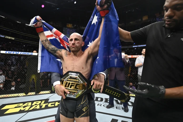 El campeón de peso pluma, Alexander Volkanovski, propuso enfrentar al estadounidense en una superpelea por el título de las 155 libras.